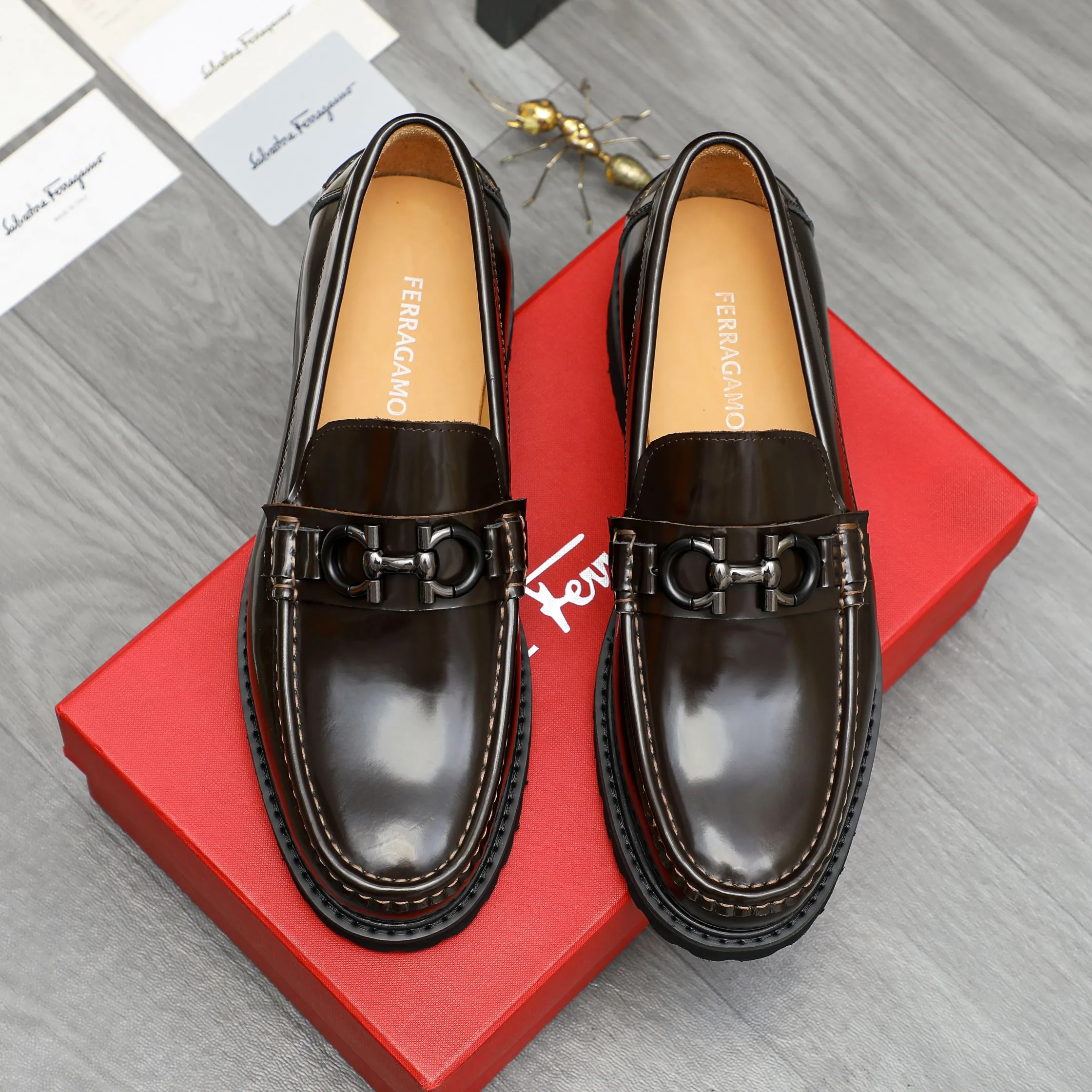 Men's shoes 💰442 Product trademark: Ferragamo "Ferragamo" business formal leather shoes Regular size: 38-46 (45.46 custom-made and non-returnable) Product materials: Selected pearlescent cowhide upper, cowhide lining, non-slip rubber outsole
